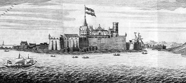 Nederlandse vlag wappert boven kasteel Elmina