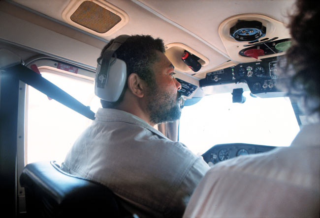 Rob samen met Jerry Rawlings in een vliegtuig boven Ghana<