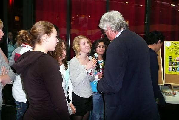 Jeugdboekenauteur Rob Ruggenberg praat met fans in de bibliotheek van Roosendaal