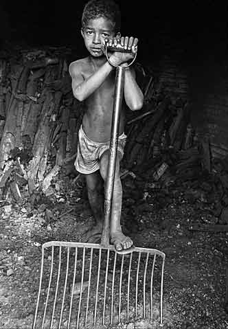 Kindslaaf in Brazilie. Klik op de foto om terug te keren naar het feiten overzicht